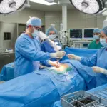 Modern bir ameliyathanede cerrahların gelişmiş görüntüleme teknolojileri kullanarak hastanın omurgasına platin (vida ve çubuk) yerleştirdiği gerçekçi tıbbi operasyon sahnesi.